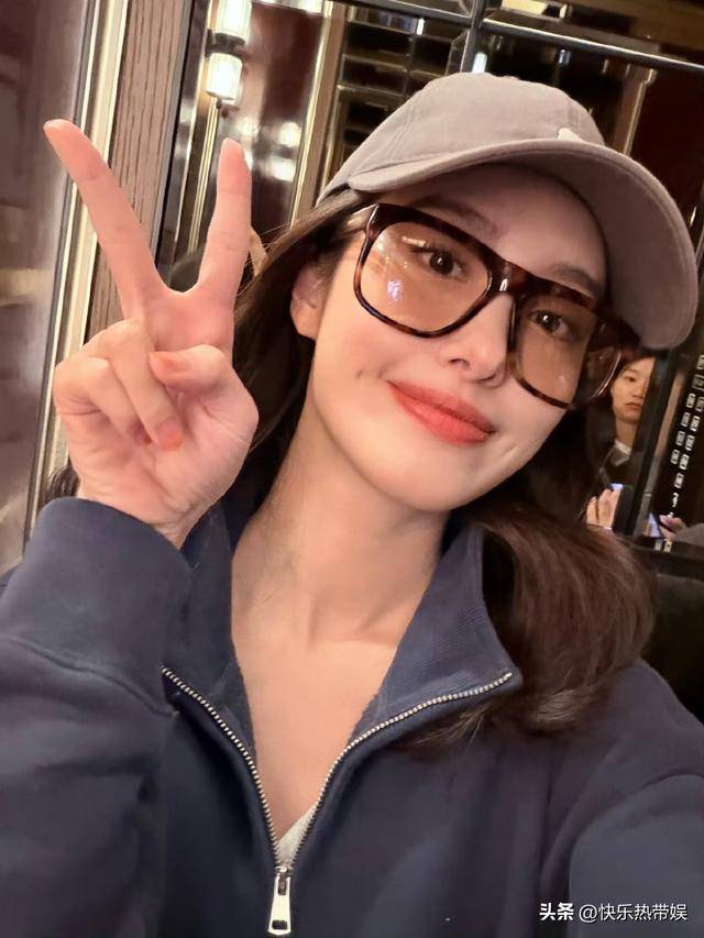 杨采钰晒美照回应皮肤显黑,与小男友秀恩爱无后续,疑未被认可