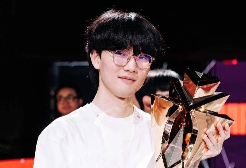 T1王朝基石动摇!FMVP射手Gumayusi离队,LPL迎来狙击Faker最佳时机